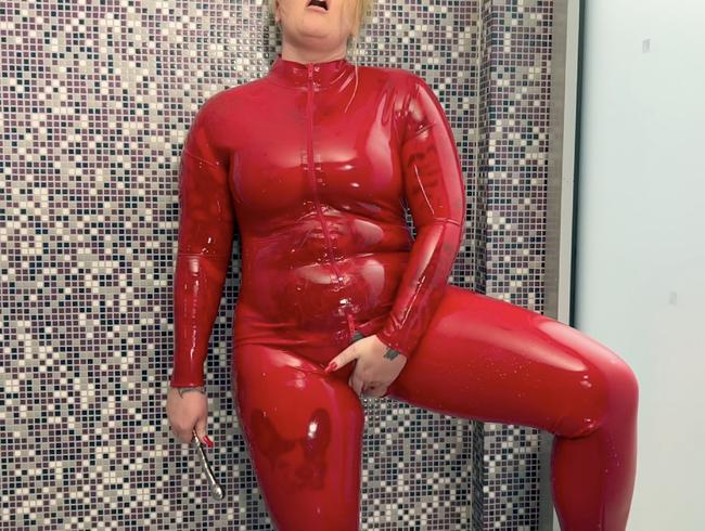 Vollgesauter Latex-Catsuit