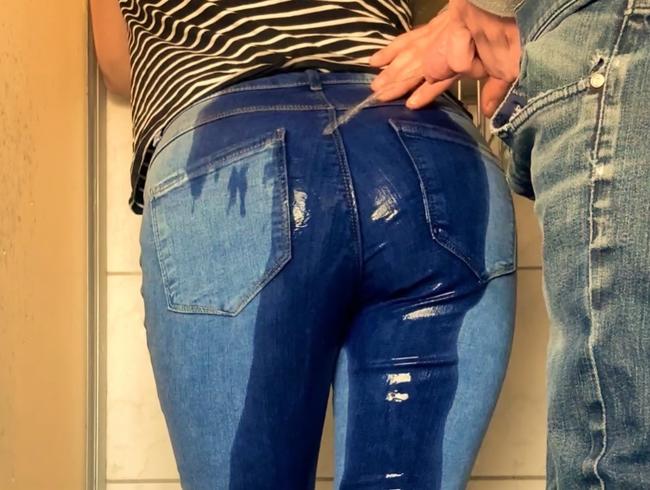 Voll auf den Hintern 1 - Blaue Jeans, schwarze Knöchelsocken - ShortClip (kein Ton)